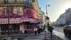 beautiful café la favotire decorated with pink flowers