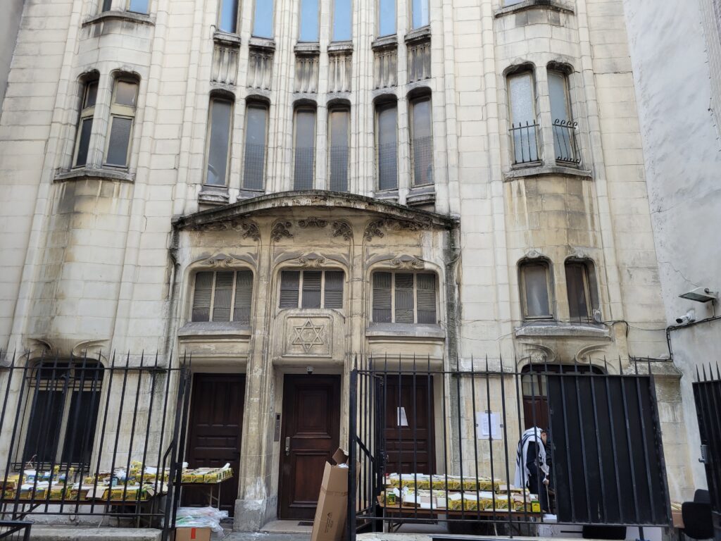 synagogue in Paris Art Nouveau Rue pavé Le Marais