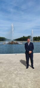 sam driver in Versailles in front of fountains
