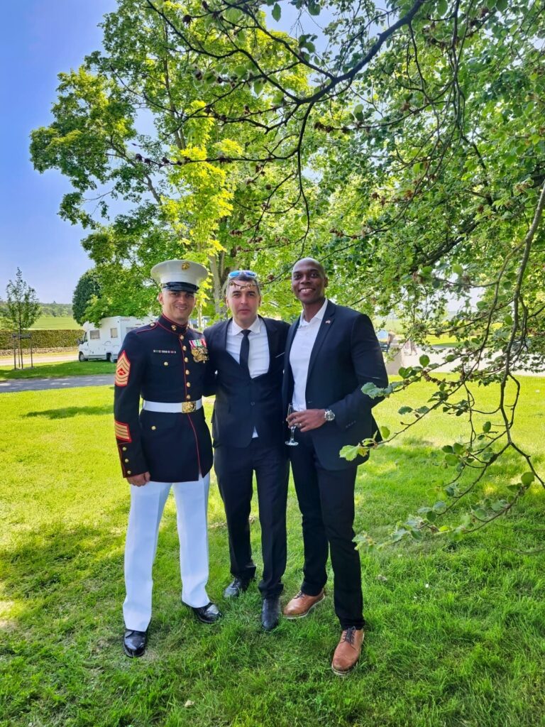 Sam with two american soldiers during a day trip from Paris