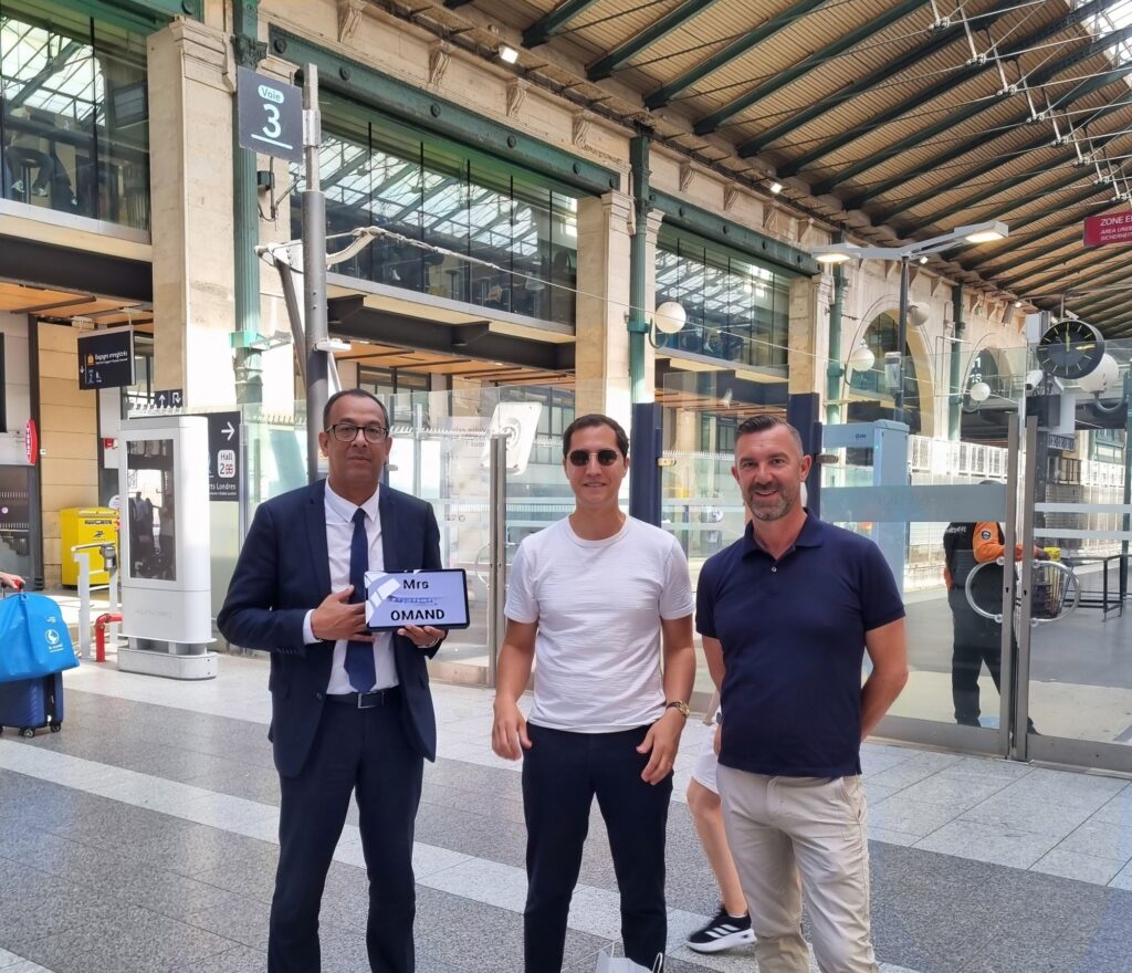 Driver Paris waiting train station guide arabic Paris Matahafi with Limo Premium Services